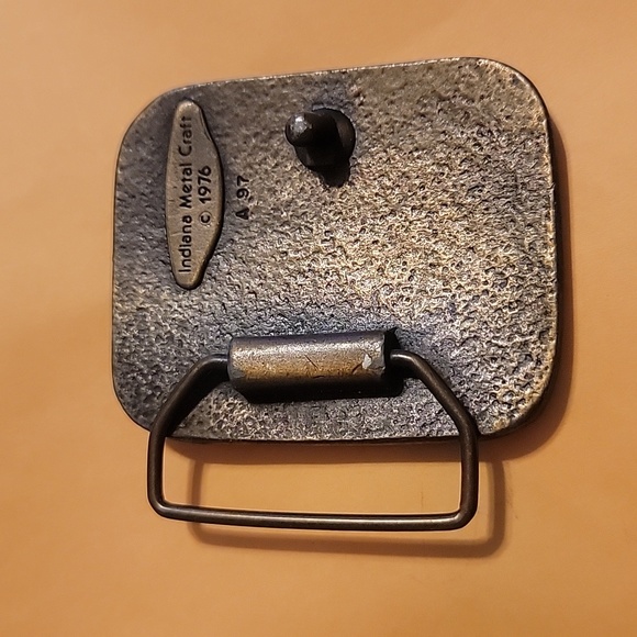 Indiana Metal Craft 1976 Vintage Metal belt buckle bass fish - Picture 2 of 2